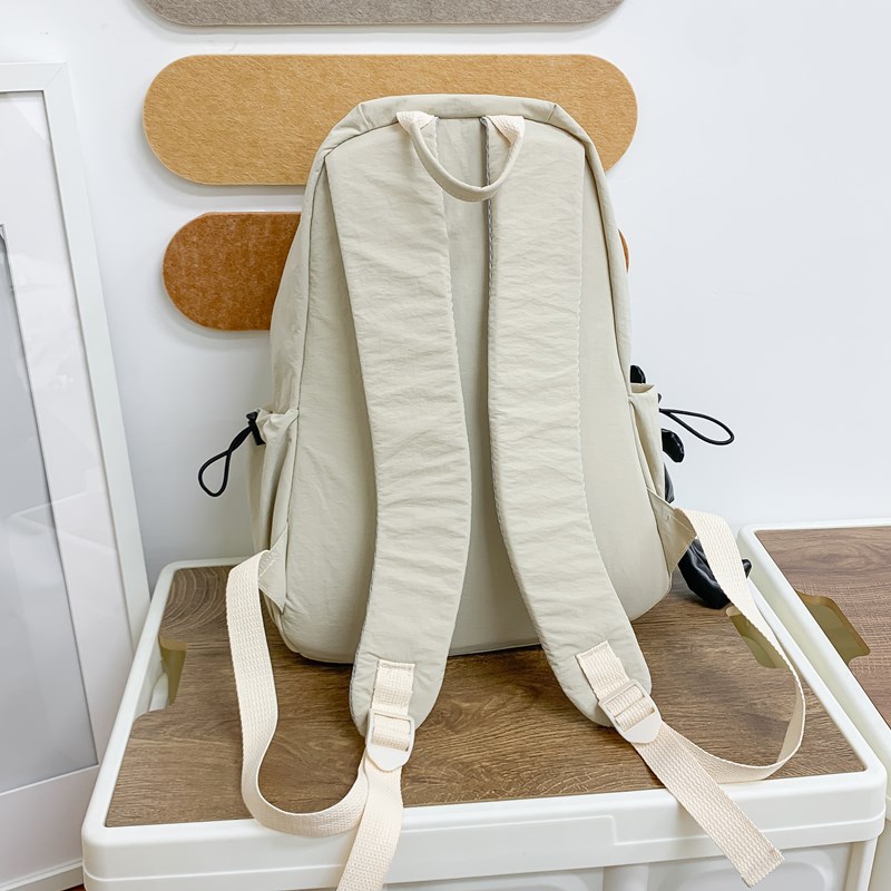 A new high-appearancelevel commuting backpack for college students, which is casual, simple, lightweight, versatile and has a large outdoor capacity Specification drawing