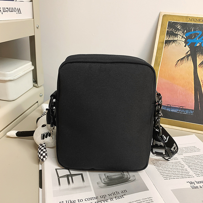A new stylish and trendy small crossbody bag for college students, both men and women, is casual, simple, lightweight, fashionable and versatile for commuting Specification drawing