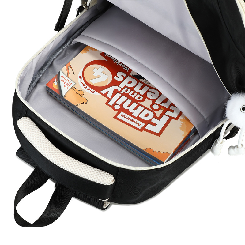 A new high-appeal, fresh and sweet backpack for junior high school students. It is casual, simple, lightweight and versatile for commuting. It has a large capacity Application Scenario