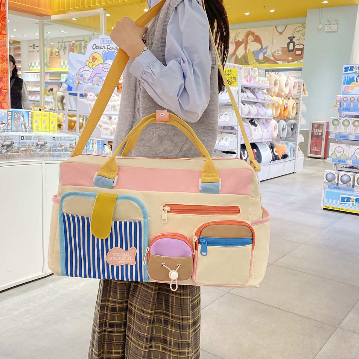 Casual sports and fitness bag, unique and niche, large-capacity short-distance storage luggage bag, dopamine, high appearance level handbag full figure