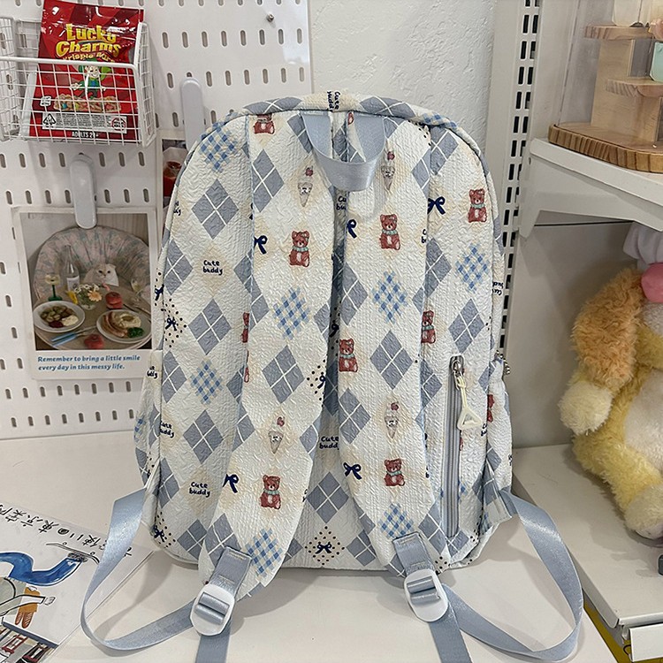 This cute and lightweight printed bear backpack is versatile. It's a simple schoolbag for junior and senior high school students and a sweet and casual single-shoulder bag for spring outings Application Scenario