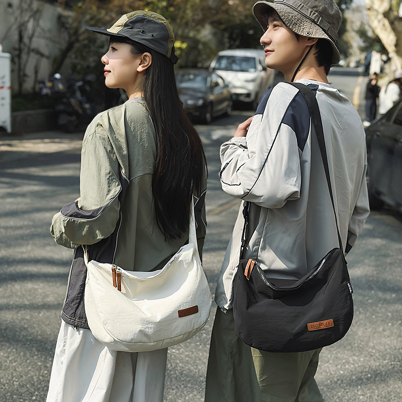 A versatile, Instagram-style Japanese minimalist large-capacity single-shoulder backpack, a simple couple's daily commute and a lightweight postman's bag full figure