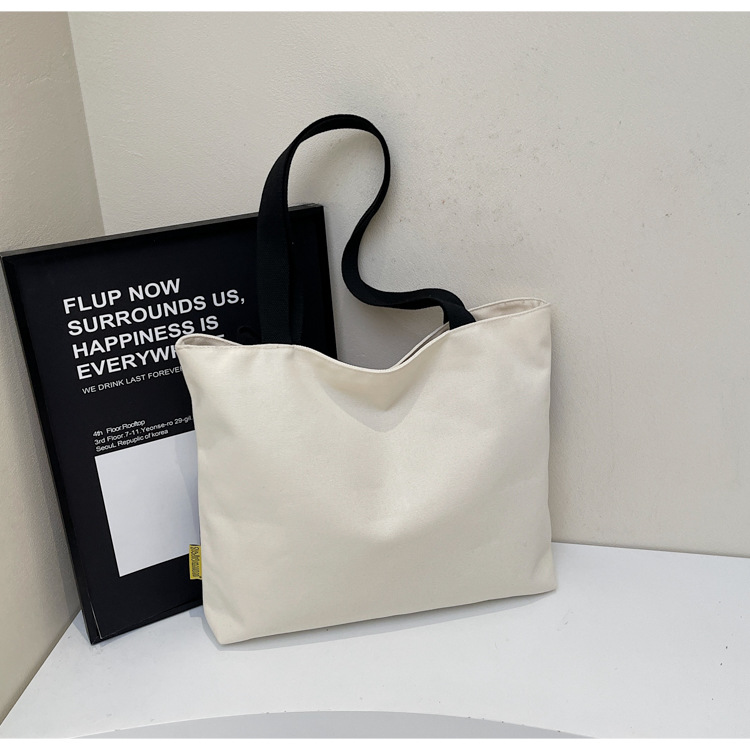 New large-capacity canvas tote bag, Japanese-style cartoon travel and commuting bag, mommy bag, hand-held shopping bag, fitness bag Application Scenario