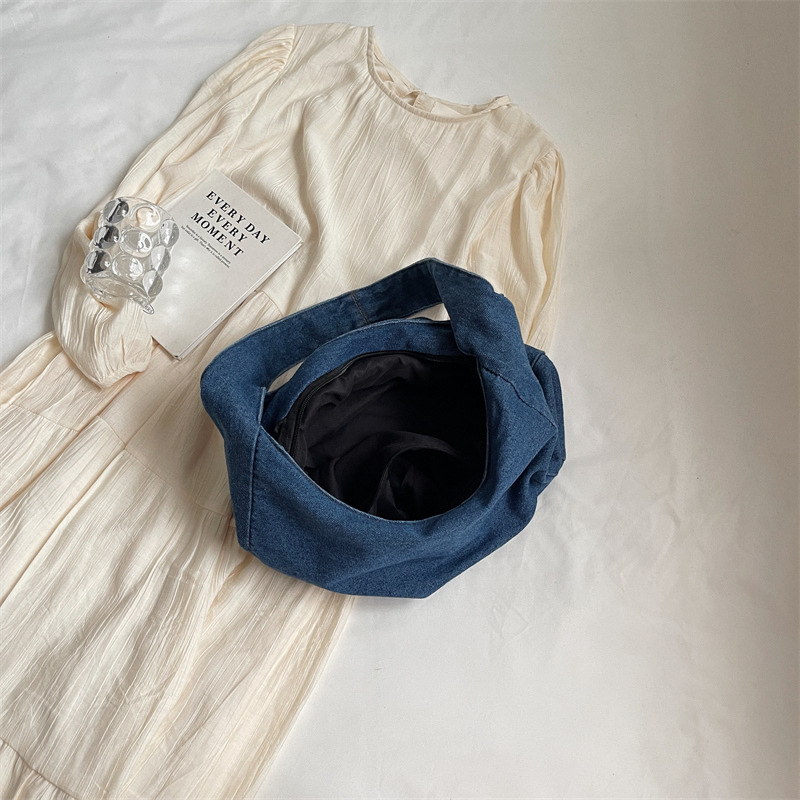 This is an ins laid-back Korean-style versatile denim bag with a large capacity, hand-purified color, and a simple single-shoulder bag for female college students' commuting Application Scenario