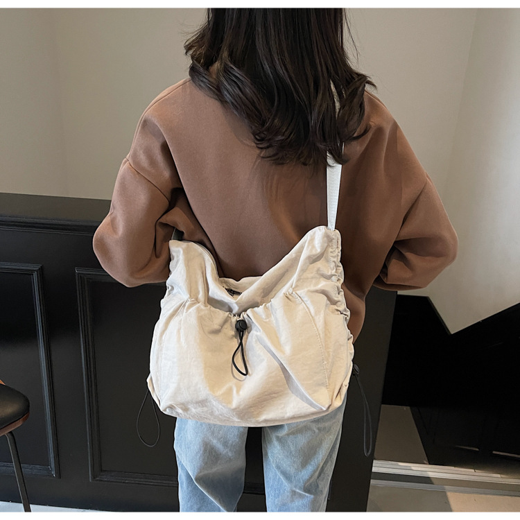 Casual and laid-back style crossbody bag for girls, a versatile bag for daily commuting, and a large-capacity single-shoulder bag for college students attending classes details Picture