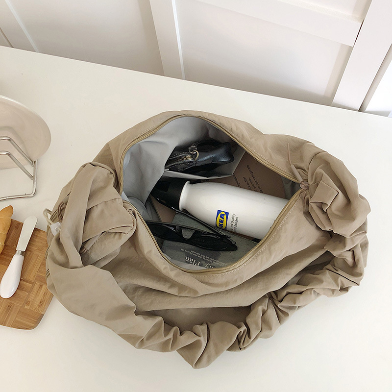 A new Korean-style ins solid-color lightweight pleated tote bag for women's casual, simple and lightweight travel crossbody Application Scenario