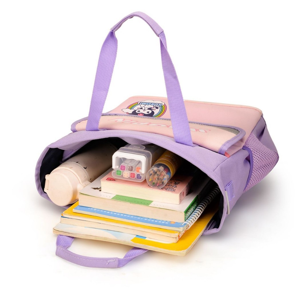 The new lightweight handbag is a single-shoulder bag for summer remedial classes for primary and secondary school students. It features a color-blocking after-school art bag with a logo printed on it Application Scenario