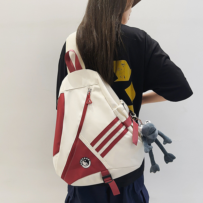A new Korean-style, niche, color-matched commuting, large-capacity, trendy and sporty cycling crossbody bag full figure