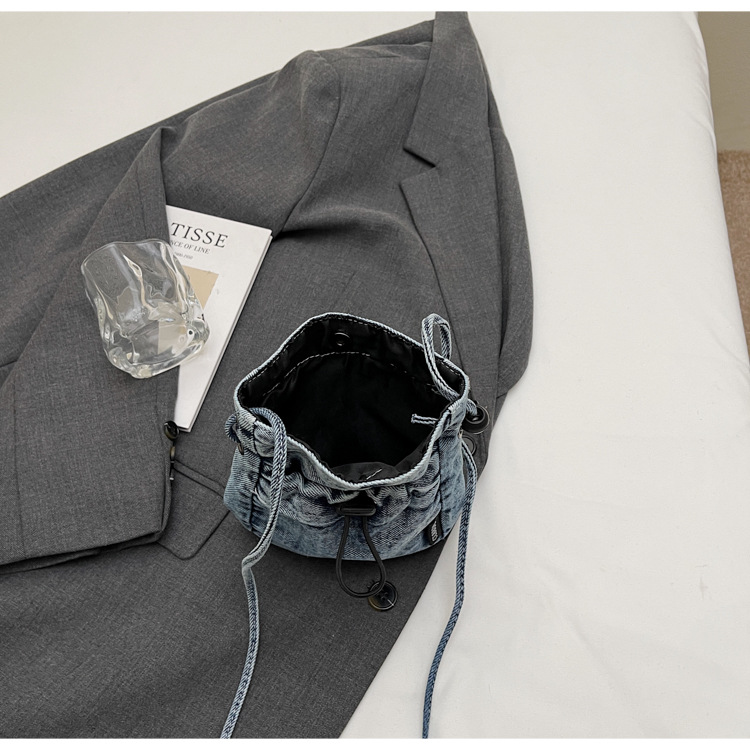 Japanese-style ins retro single-shoulder bag, Korean-style casual and simple washed denim crossbody bag, versatile mobile phone bag for travel Application Scenario