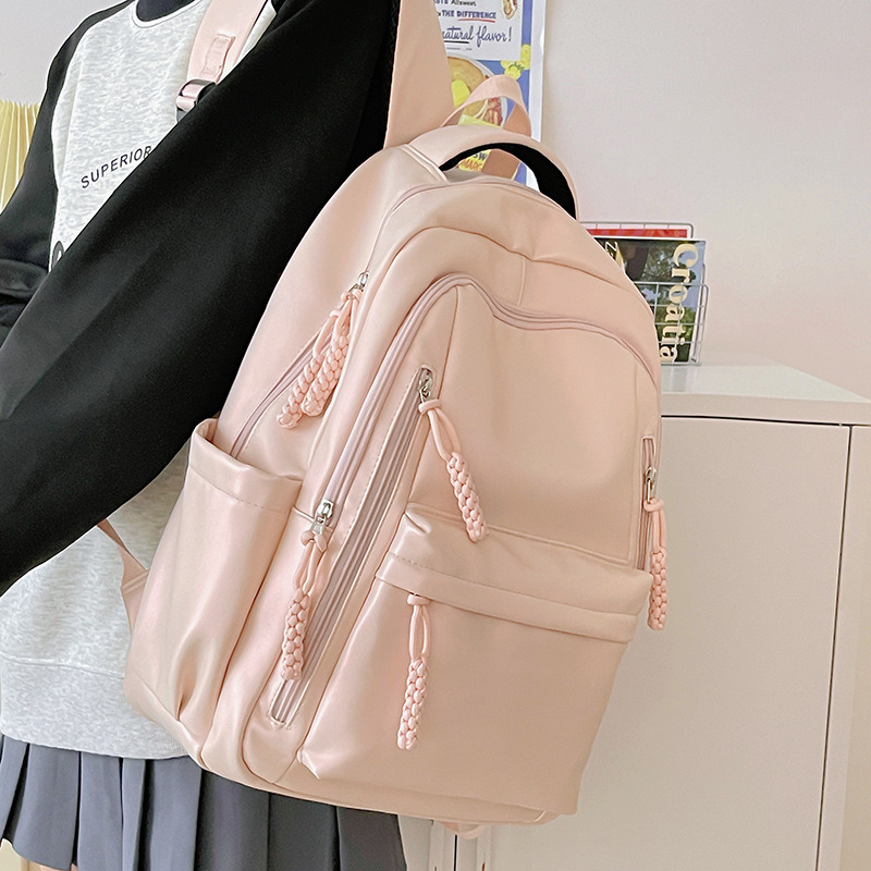 This is a simple and versatile commuter backpack in pearl color for girls. It has a Korean-style texture and is made of PU. It is a backpack for junior and senior high school students details Picture