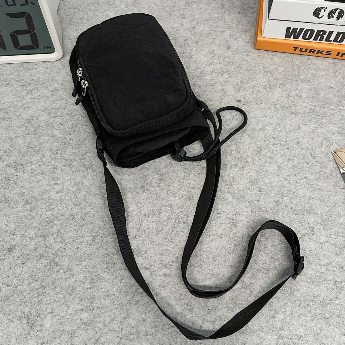 A new multi-purpose mobile phone bag with a high aesthetic level, suitable for both men and women's casual and simple commuting, as well as outdoor hiking and cycling crossbody bags Specification drawing