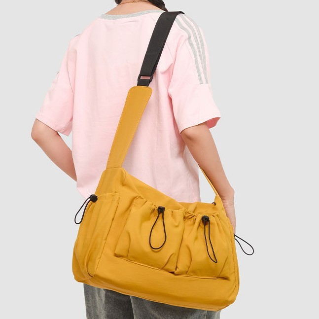 New high-appeartion-level outdoor commuting tote bag, travel bag, women's casual, simple, light and versatile, large-capacity crossbody bag details Picture