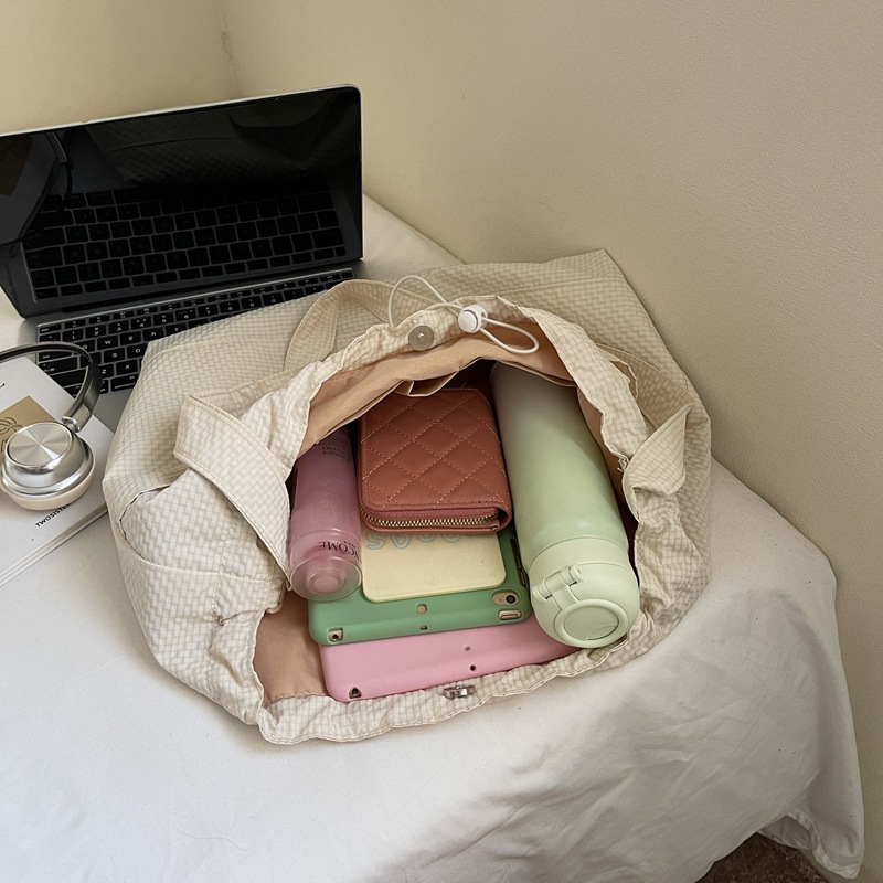 The new Korean-style ins high-end underarm bag is a casual, simple, lightweight and versatile large-capacity tote bag for women Application Scenario