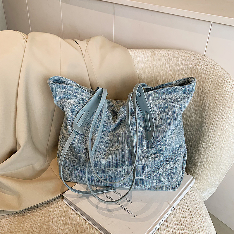 A stylish denim commuter bag for women 2024 new autumn and winter, a versatile single-shoulder bag with a large capacity tote bag Specification drawing