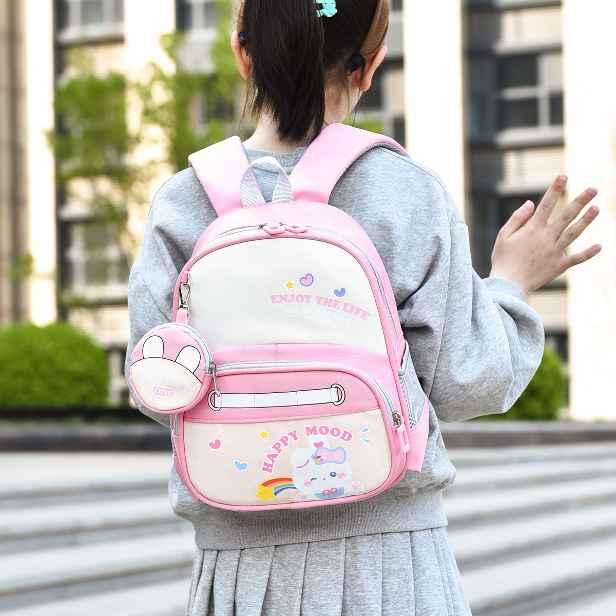 The new children's schoolbag for the kindergarten is cartoonish, cute, lightweight and stylish. It's a super light, simple and high-appearancy-level backpack full figure