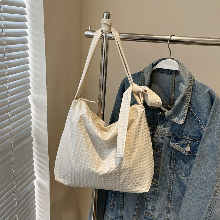 Fashionable and casual large-capacity tote bag 2025 new Korean style trendy and versatile single-shoulder bag for women's commuting to work Application Scenario