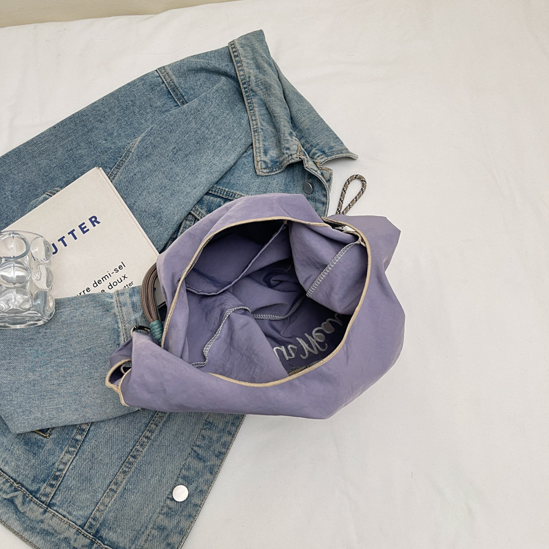 A new Japanese-style fashionable embroidered shopping bag, a large-capacity versatile handbag, a casual and lightweight shoulder bag for commuting and students Application Scenario