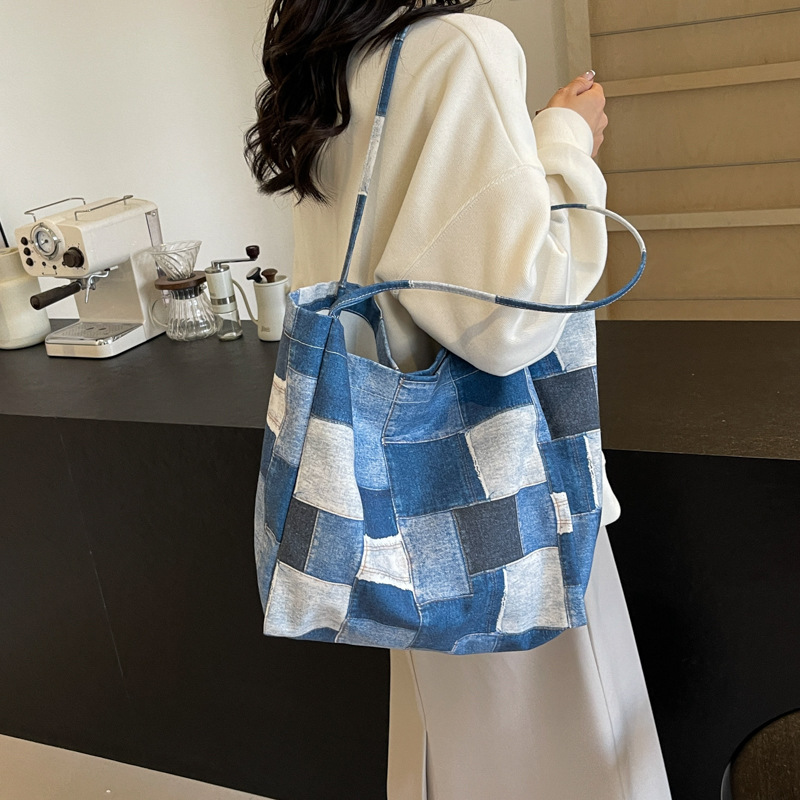 A large-capacity women's 2024 new fashion denim checkered laid-back style single-shoulder commuter tote bag full figure