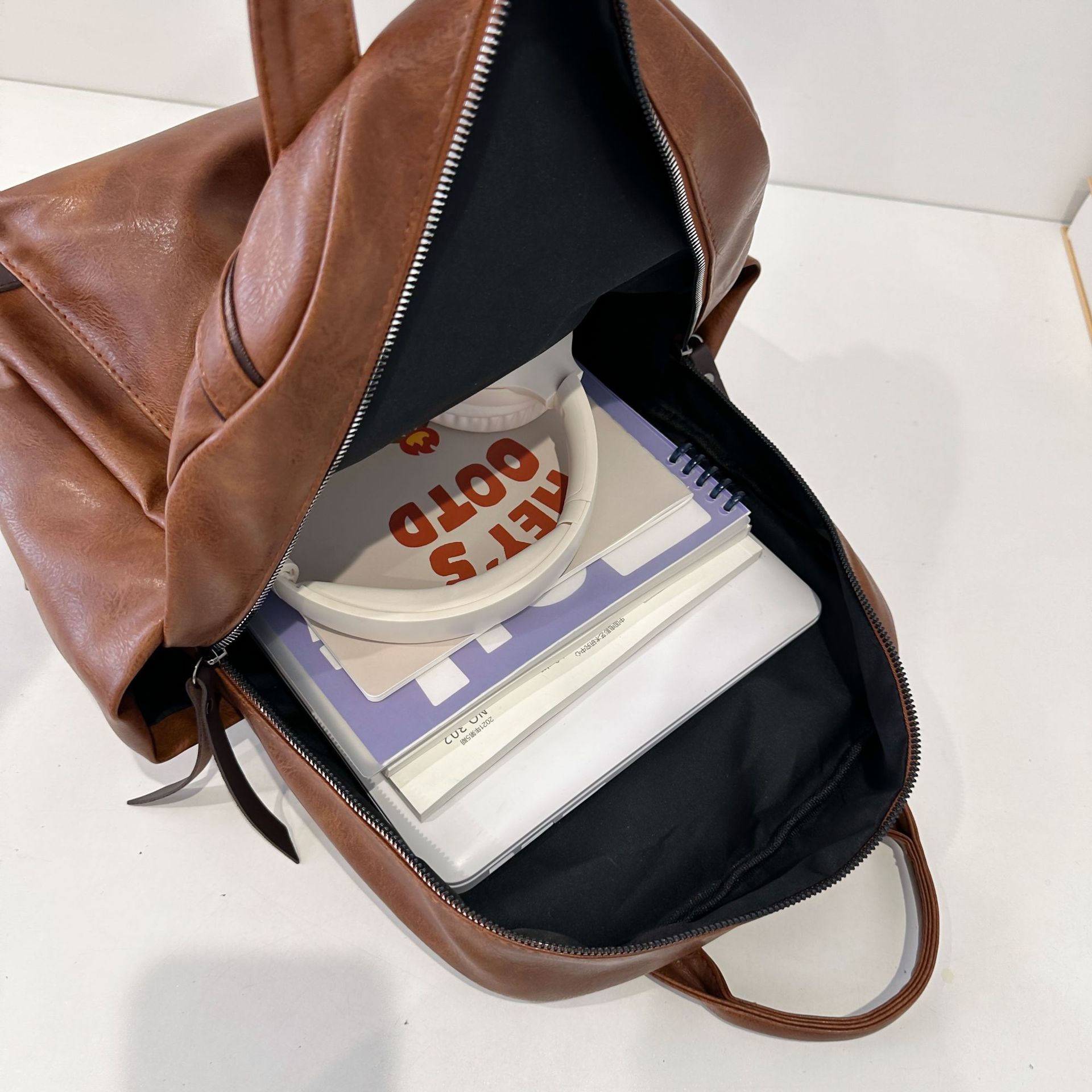 New fashionable, retro and simple college student computer bag handbag, high school student lightweight commuting large-capacity backpack Application Scenario