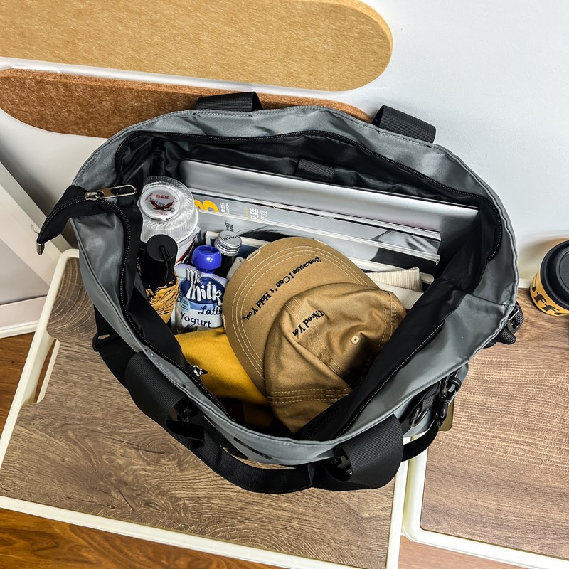 Short-distance travel bags, men's large-capacity sports and fitness bags, trendy brand lightweight hand-held luggage bags, business trip and travel storage bags Application Scenario