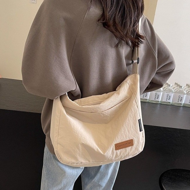 2024 New minimalist and artistic canvas bag, women's large-capacity laid-back crossbody bag, college student single-shoulder bag, commuter bag full figure