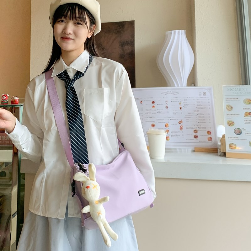 The 2025 new women's crossbody bag is a lightweight, casual, large-capacity single-shoulder bag that is versatile for women and suitable for work and commuting details Picture