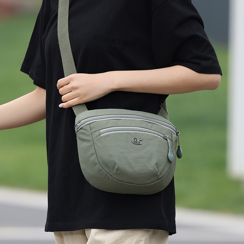 A new ultra-light and portable sporty crossbody bag with a high aesthetic level, featuring a Korean-style Instagram casual and simple travel and mountaineering crossbody bag for women full figure