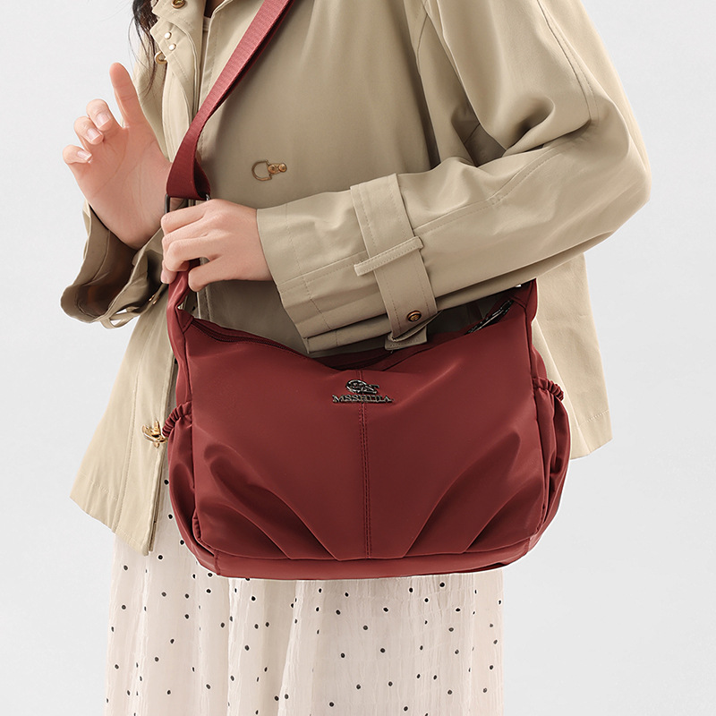 A new large-capacity casual single-shoulder tote bag for women with a simple and high-end feel, a Korean-style fashionable and versatile crossbody bag details Picture