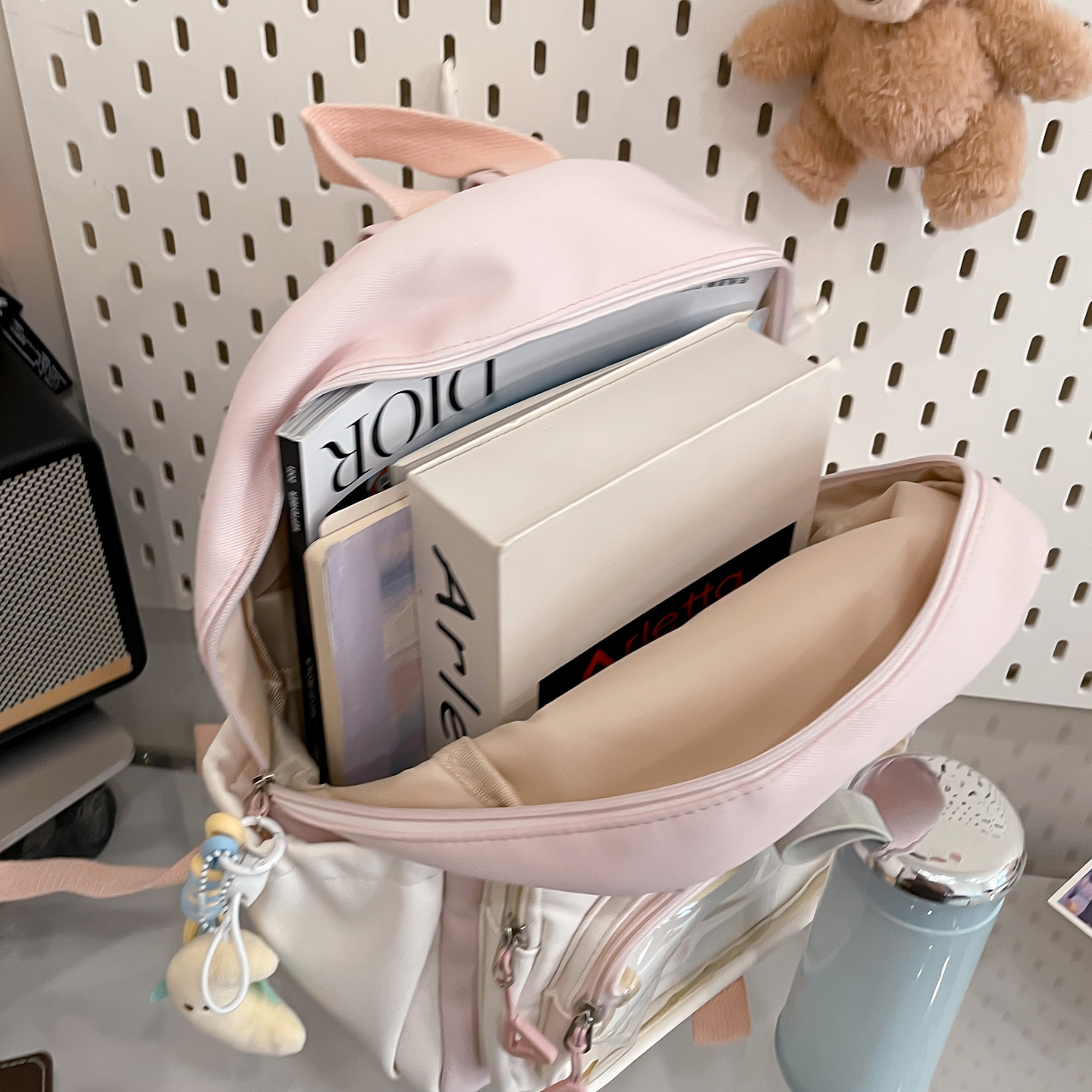A new high-appearancelevel school-style ins backpack for junior and senior high school students, featuring a casual, simple and lightweight design with a large capacity for commuting Application Scenario