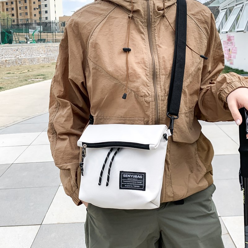 A new Korean version of a stylish small crossbody bag for men and women, casual and simple outdoor sports, lightweight and portable, mountaineering crossbody bag full figure