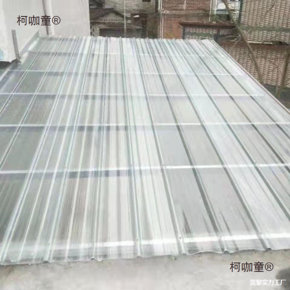 The small wavy car tiled house has a courtyard with a canopy, a sunroom, a balcony to shelter from the rain, a color steel glass roof, and a plastic microphone Application Scenario