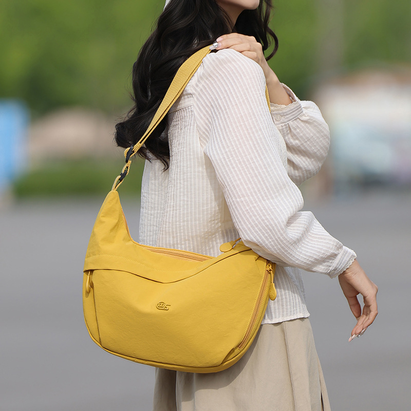 A new Korean-style Instagram casual, simple, lightweight and versatile crossbody bag for women with a laid-back and stylish look full figure
