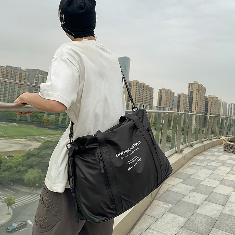 A new large-capacity, fashionable and versatile men's hand-held travel bag with Korean ins letter print casual sports crossbody details Picture