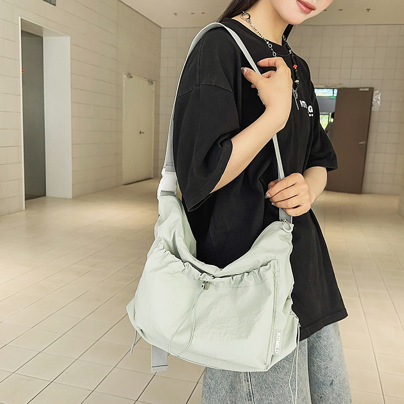 Lightweight and casual Japanese-style single-shoulder bag, pleated drawstring crossbody bag, large-capacity tote bag, versatile commuting backpack for work full figure