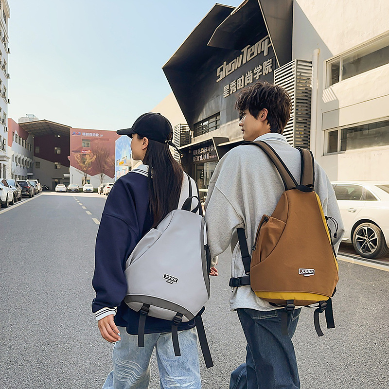 The 2025 new fashionable and trendy large-capacity backpack features a stylish design, a casual and simple single-shoulder bag, and an outdoor sports bag details Picture