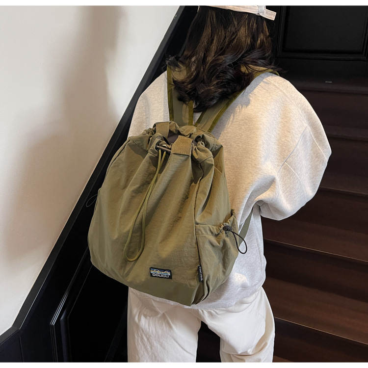 Summer solid-color simple single-shoulder bag, fashionable Korean-style drawstring backpack, versatile casual commuting schoolbag, lightweight backpack details Picture