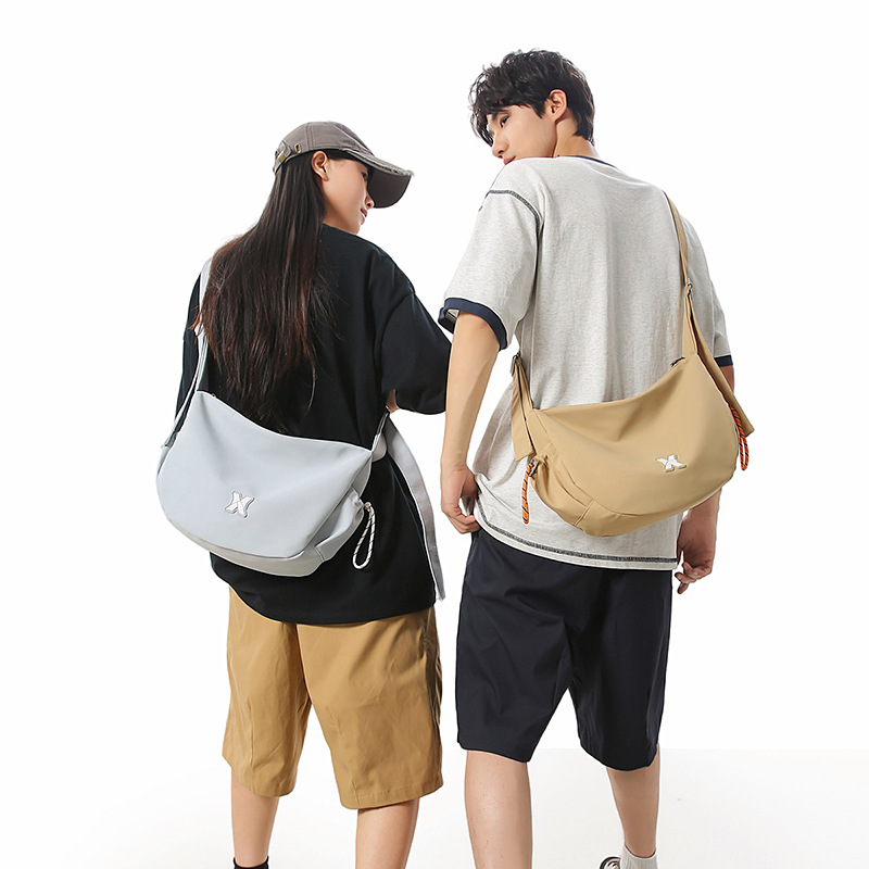 New Japanese-style versatile solid color single-shoulder bag, large-capacity dumpling bag, commuting crossbody bag for work, Korean version student backpack full figure