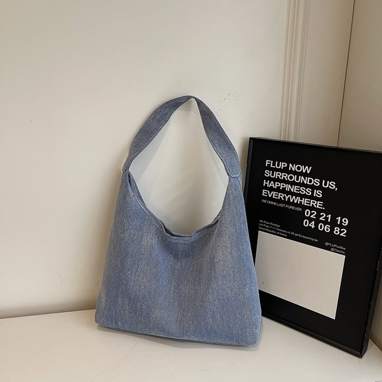 Intellectual, simple and casual commuting tote bag, new summer style, niche and individual underarm bag, retro and simple single-shoulder bag Application Scenario