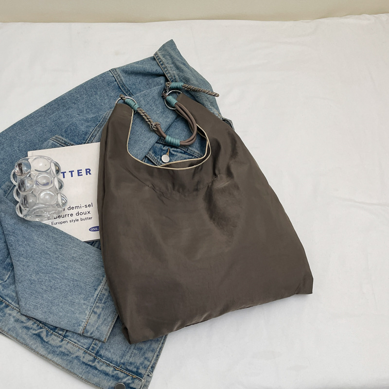 A new Japanese-style fashionable embroidered shopping bag, a large-capacity versatile handbag, a casual and lightweight shoulder bag for commuting and students Specification drawing