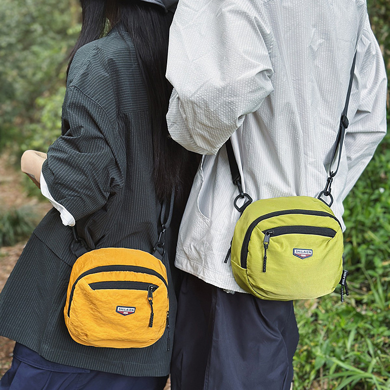 A new high-appeartion-level outdoor commuting lightweight crossbody bag, a couple's casual, simple, fashionable and versatile crossbody bag details Picture