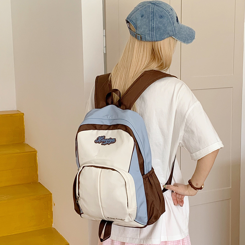 This new American-style retro backpack with a high aesthetic level is versatile and suitable for high school and junior high school students. It also features a large-capacity travel computer backpack full figure