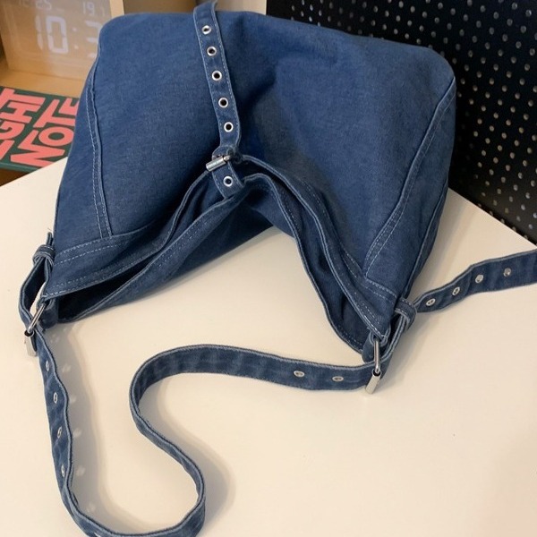 New washed denim single-shoulder bag, retro workwear style, large-capacity daily commuting tote bag and crossbody bag Application Scenario