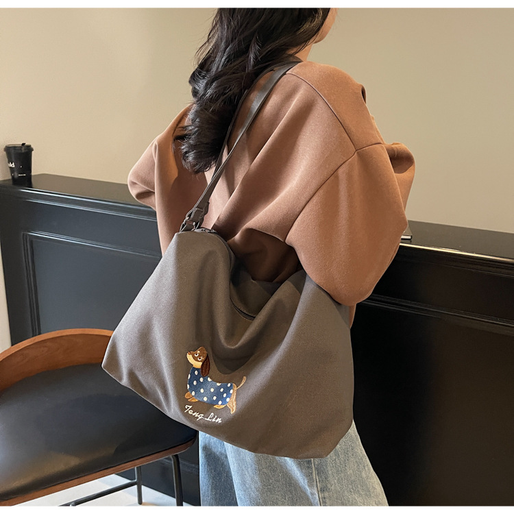2025 New Korean Ins-style cute canvas crossbody bag, large-capacity laid-back tote bag, commuter dumpling bag full figure