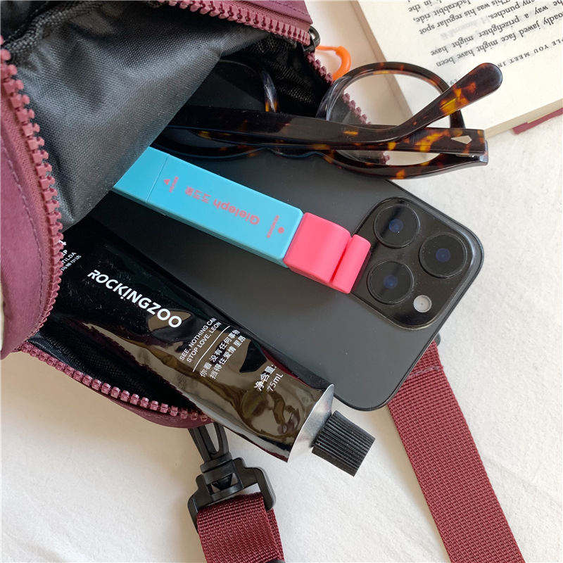 A new Korean-style niche design drawstring strap short-distance hiking bag for both men and women, a versatile crossbody bag for travel Application Scenario
