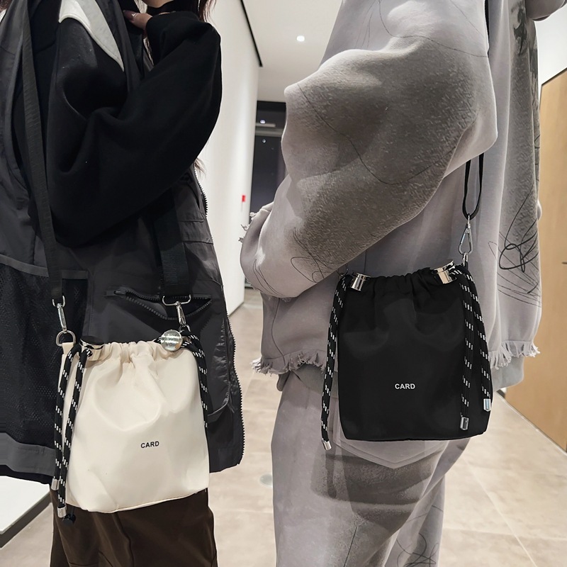 New black trendy crossbody bag for mobile phones, 2024 spring new mini couple fashionable single-shoulder bag full figure