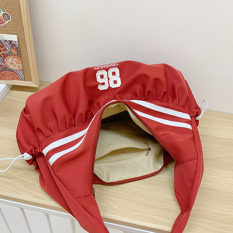 Summer new American retro casual large-capacity cloud bag, sporty single-shoulder bag, sweet and cool girl underarm bag Application Scenario