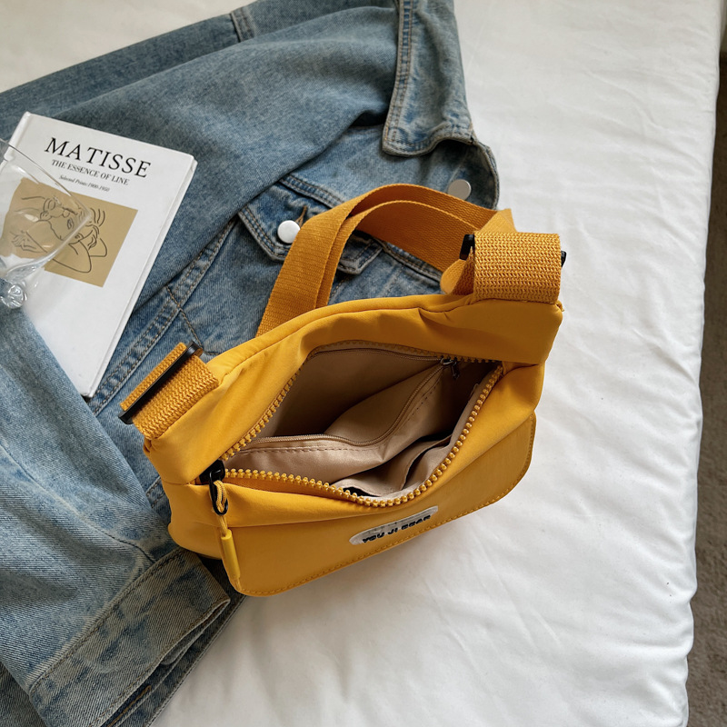 A niche design, simple and individual solid-color mini fabric bag for women, a new ins style, high appearance level, casual and versatile crossbody bag Application Scenario