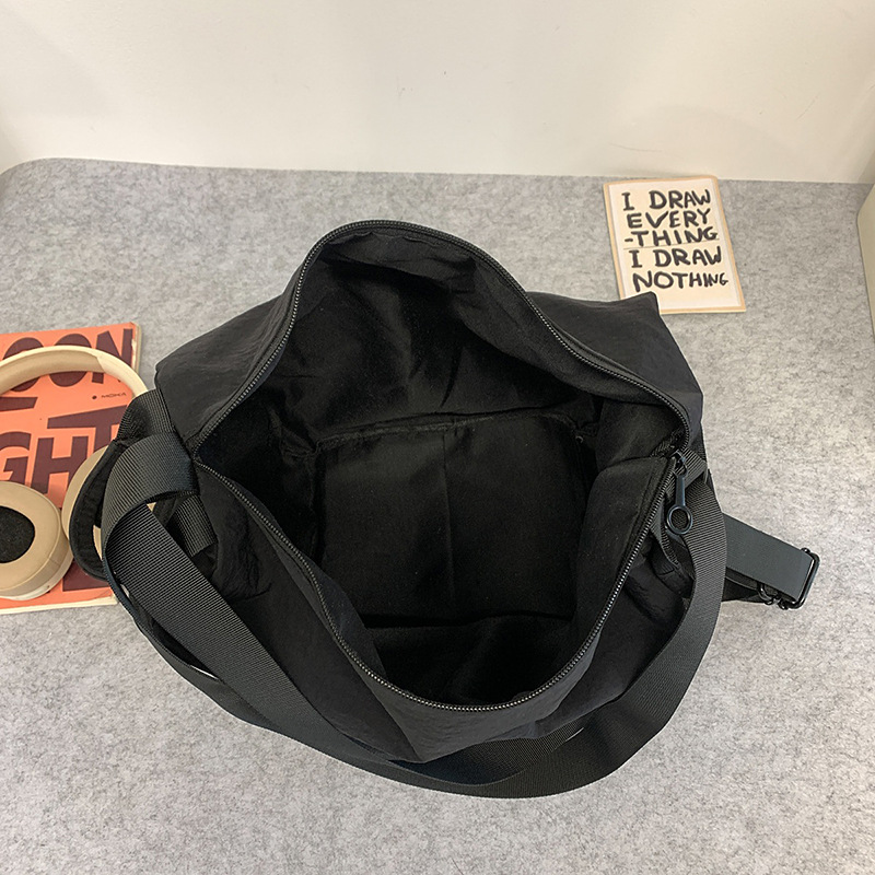 Casual and lightweight crossbody bag, simple commuting single-shoulder bag for women, Japanese-style laid-back couple style, three-in-one backpack for men Application Scenario