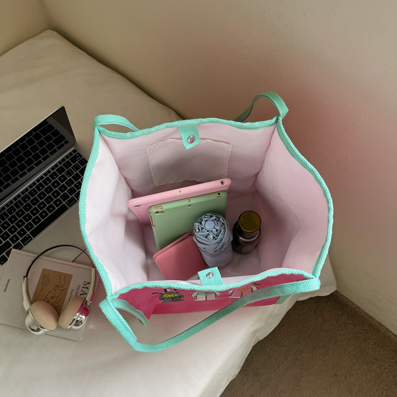 A new Korean-style Instagram fresh and cute animal-embroidered tote bag for women in a solid color, simple and lightweight, large-capacity crossbody bag Application Scenario