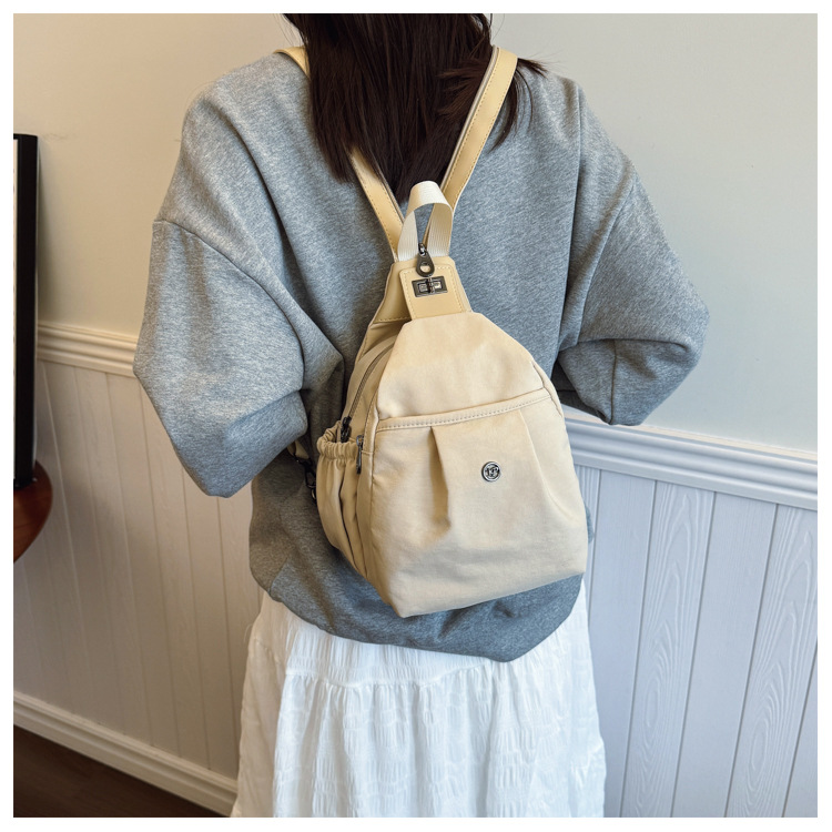 New lightweight and casual backpacks for travel: large-capacity single-shoulder chest bag, versatile crossbody bag, sporty and fashionable backpack details Picture